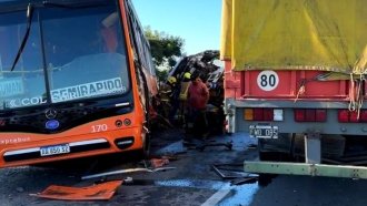 Fuerte accidente entre un colectivo y un camión en Concepción