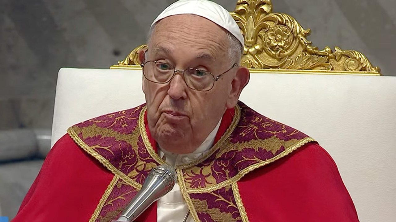 El Papa Francisco continúa mostrando signos de mejoría 