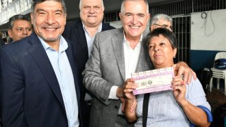 Jaldo supervisó la entrega del Boleto Gratuito para Jubilados en Tucumán