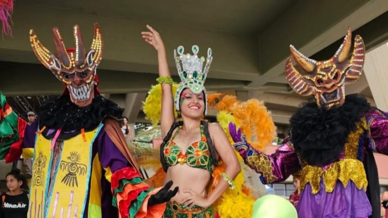 El carnaval está llegando a Plaza Independencia y espera por vos