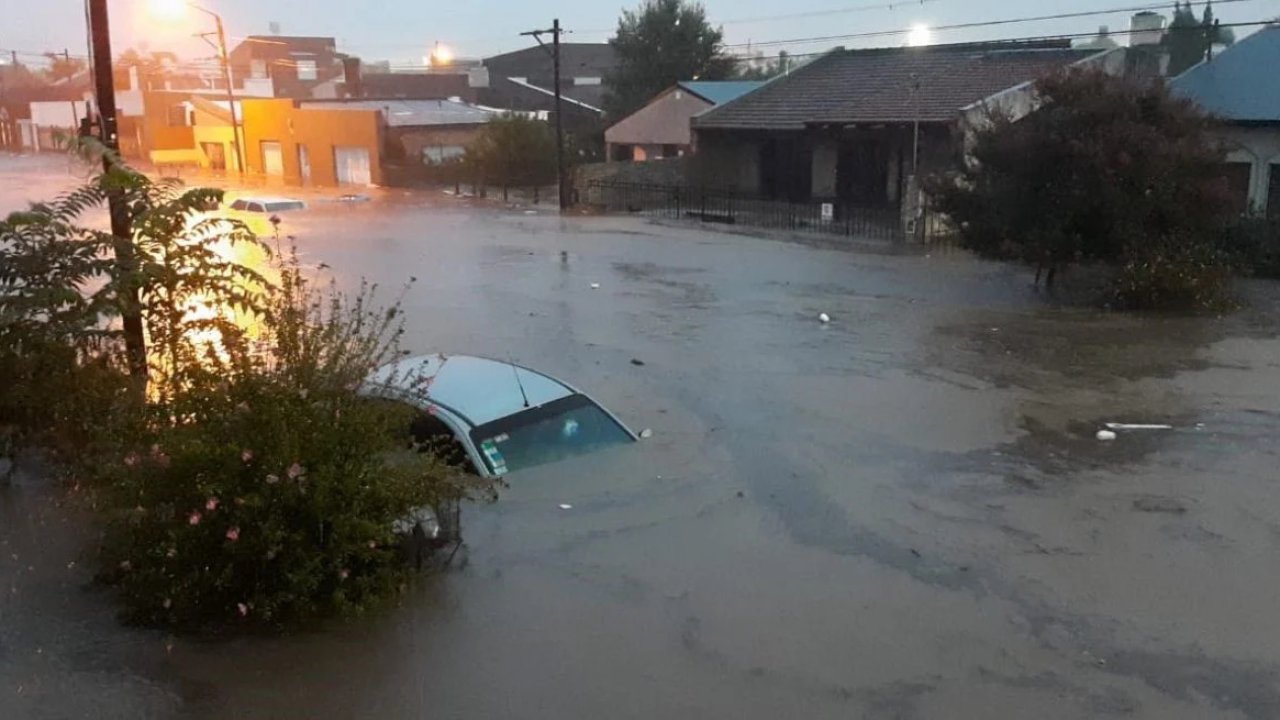 Caos en Bahía Blanca: El terrible temporal y suspensión total de actividades