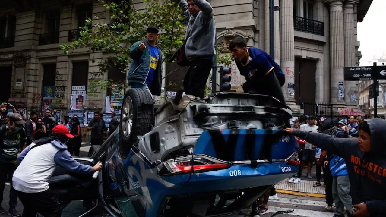 Terrible enfrentamiento entre barra bravas y la policía