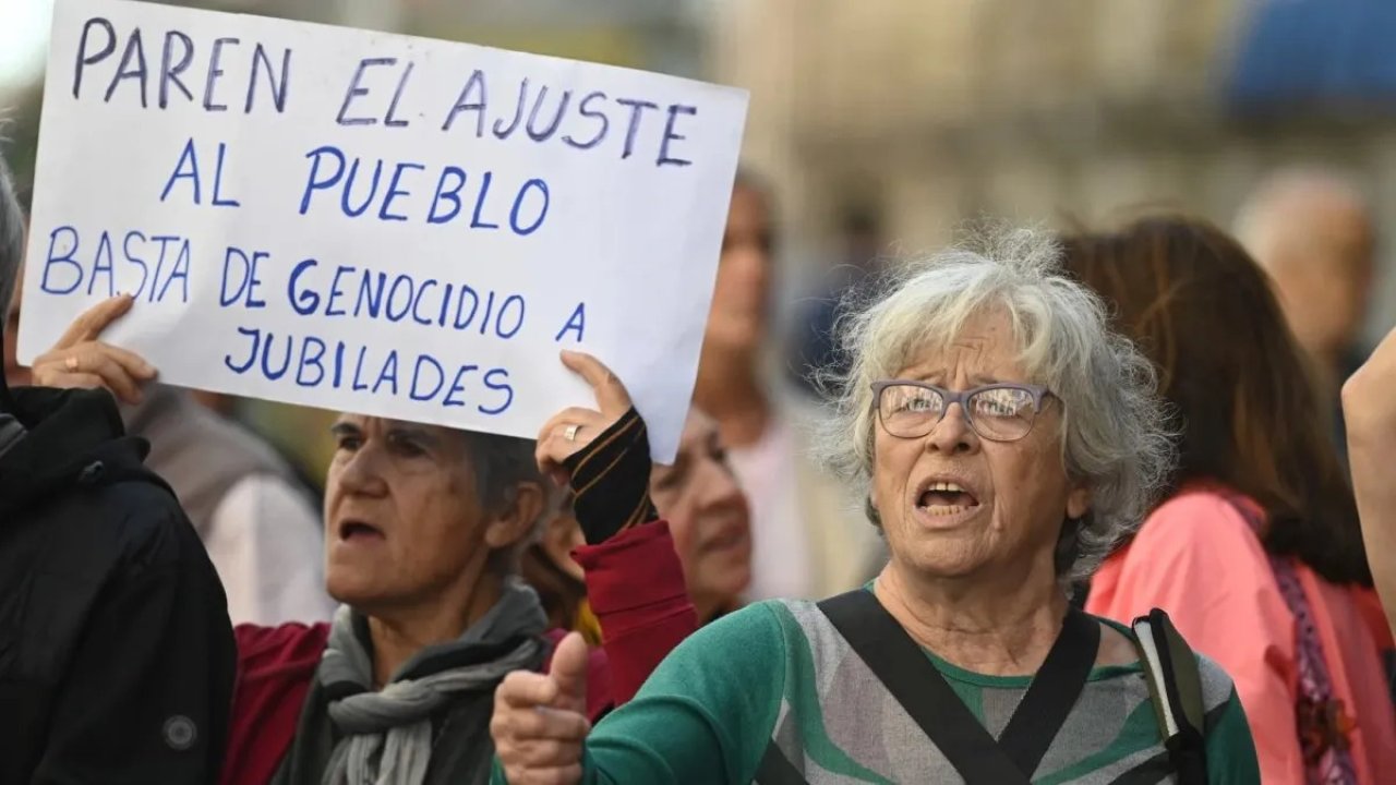 Jubilados protestarán en el Congreso con el apoyo de hinchas 