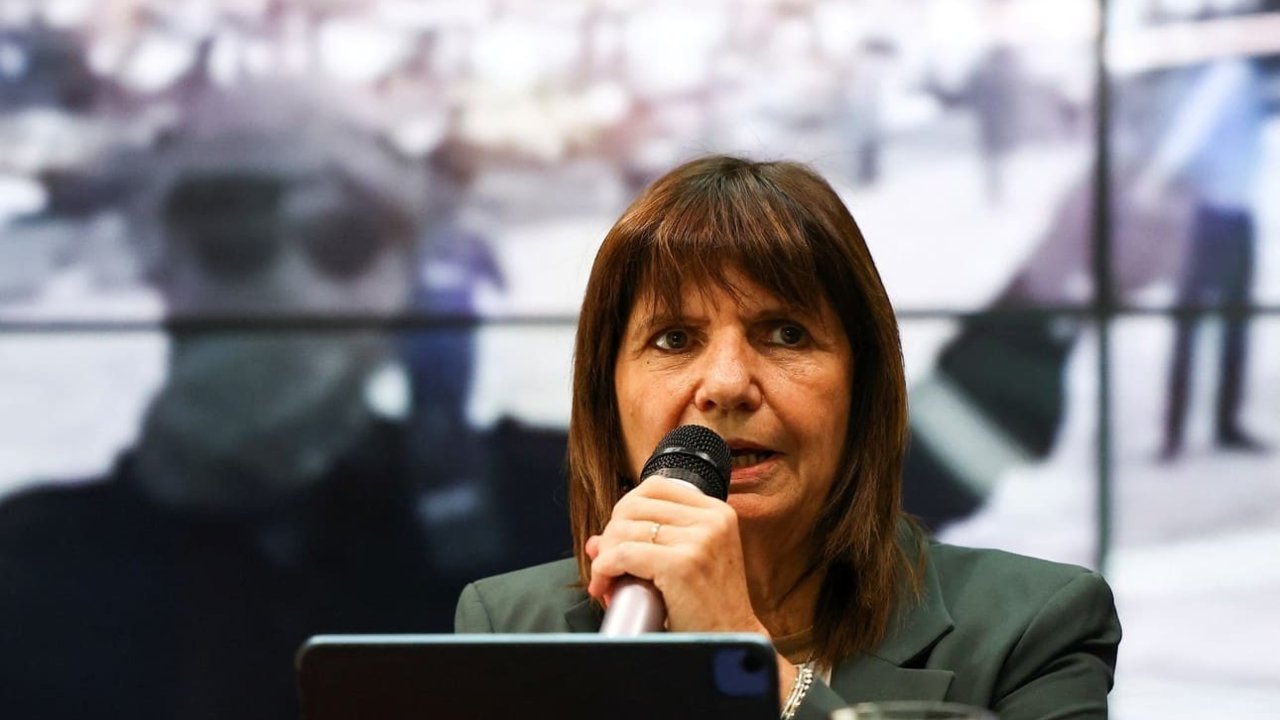 Bullrich anunció un proyecto para prohibir las barras bravas