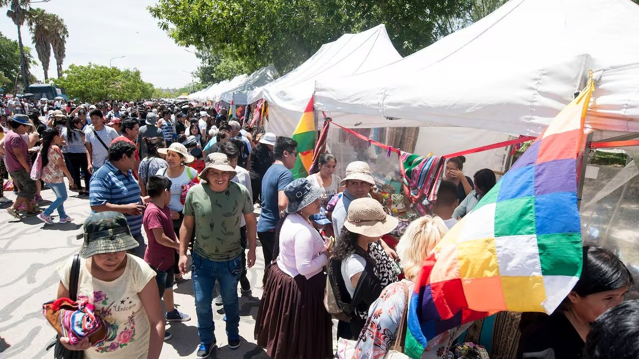 Por la devaluación del peso boliviano, más argentinos viajan a comprar a Bolivia