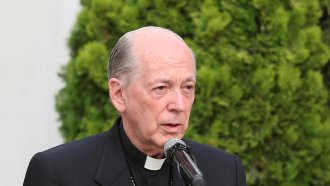 Exigen apartar a un cardenal denunciado por abuso