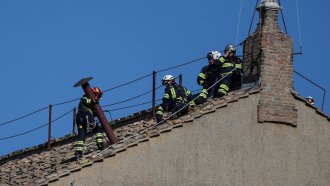 Instalaron la chimenea vaticana para anunciar al nuevo Papa