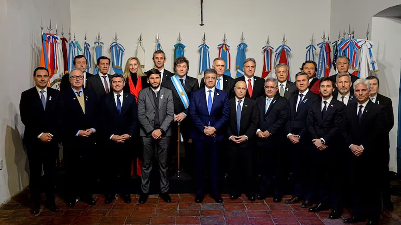 Provincias respaldan el dólar Milei y analizan emitir deuda para infraestructura pública.