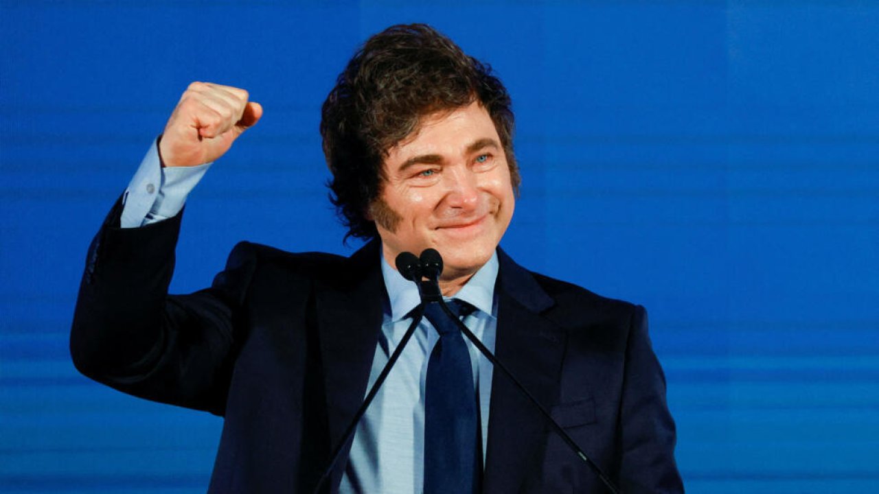 El Gobierno busca que los argentinos usen los dólares del colchón