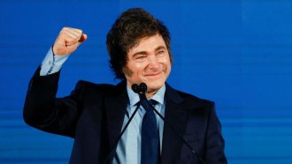 El Gobierno busca que los argentinos usen los dólares del colchón