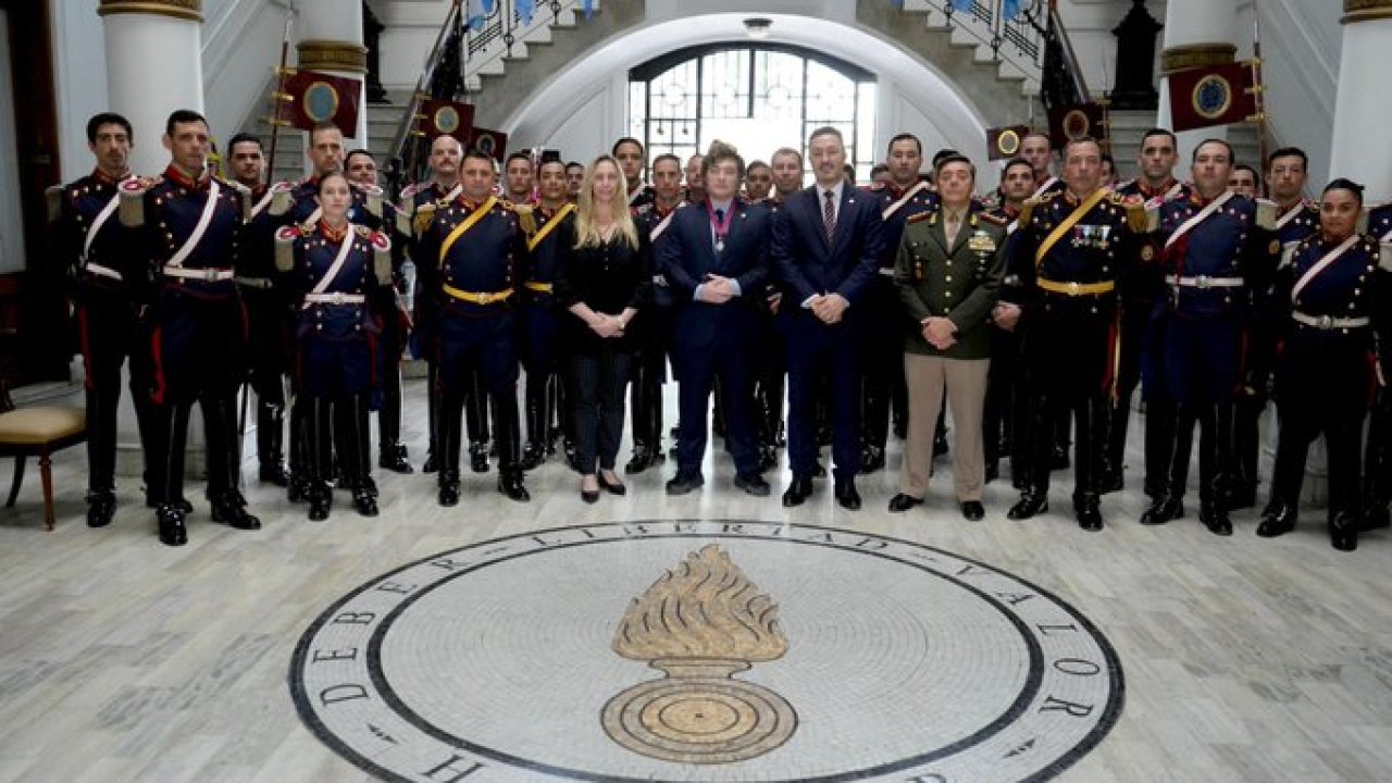 Javier Milei recibió la "Orden Ecuestre Militar de Caballeros Granaderos de los Andes"