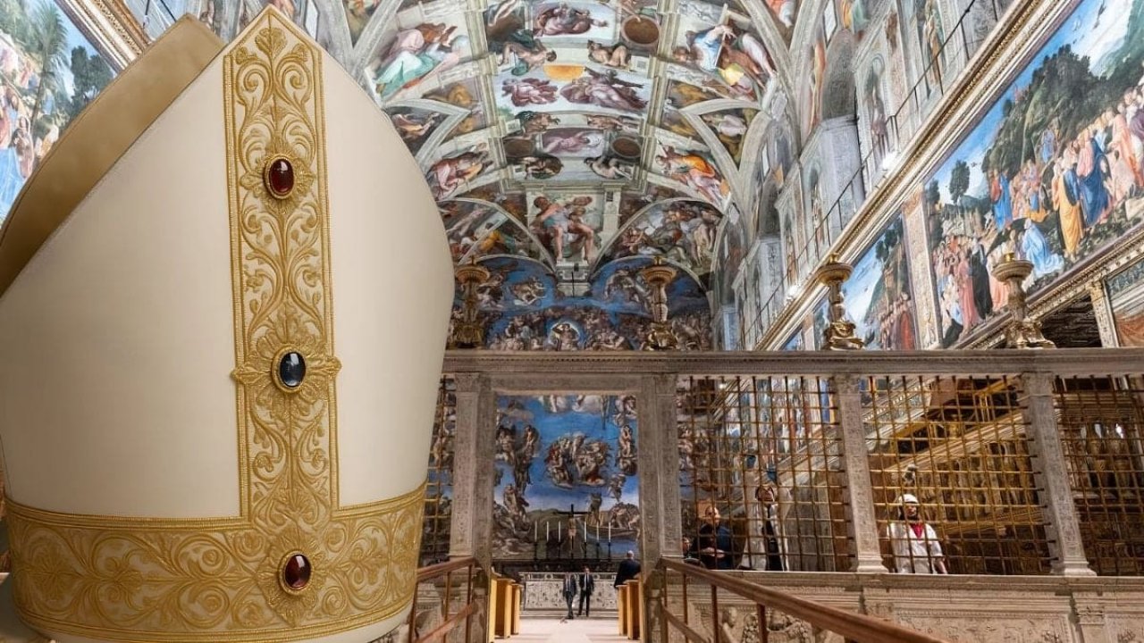 Todo listo:  así luce la Capilla Sixtina para la elección del nuevo Papa