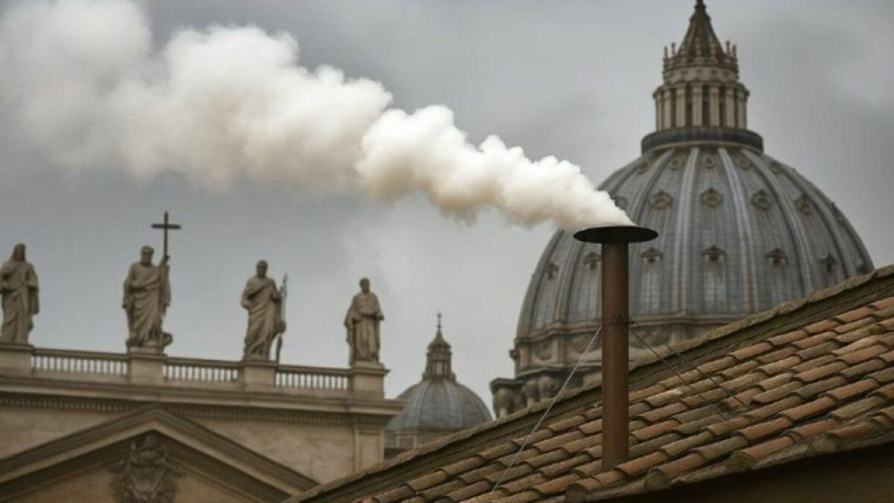 HABEMUS PAPAM: Fumata blanca en el Vaticano