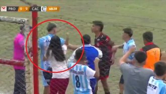 Violencia en el fútbol tucumano: una fotógrafa golpeó a un jugador
