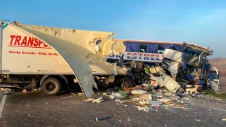 Un choque frontal entre un colectivo y un camión dejó víctimas fatales