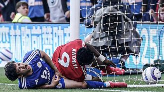 Grave lesión de un jugador tras impactar fuertemente con un palo