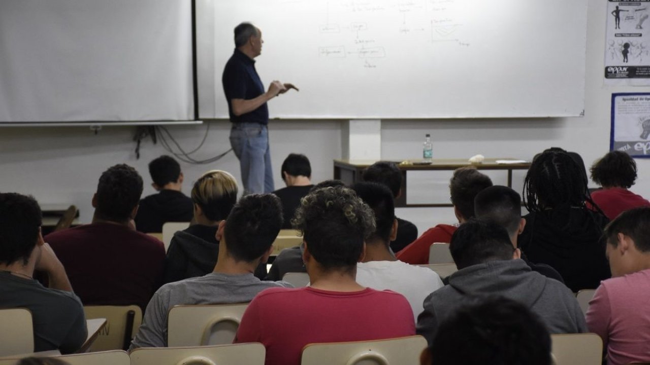 Día del docente universitario: un tributo a la enseñanza superior en Argentina