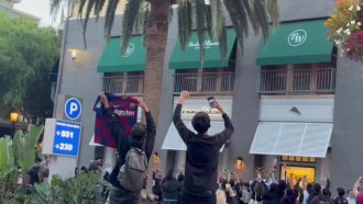 Messi desató una locura con un gesto inesperado desde un balcón