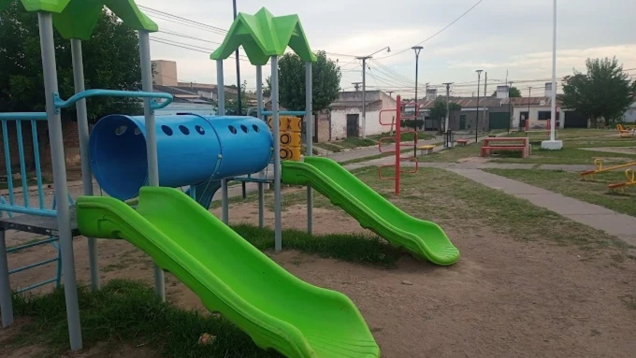 Pudo ser una tragedia: un niño se electrocutó en una plaza