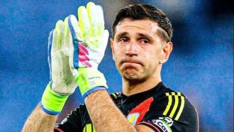 Dibu Martínez se retiró emocionado del estadio del Aston Villa