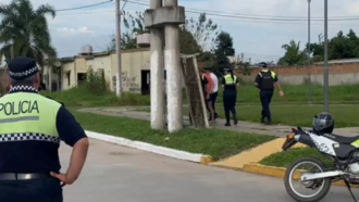 Personal del 911 evitó que un hombre saltara de un poste de tensión eléctrica