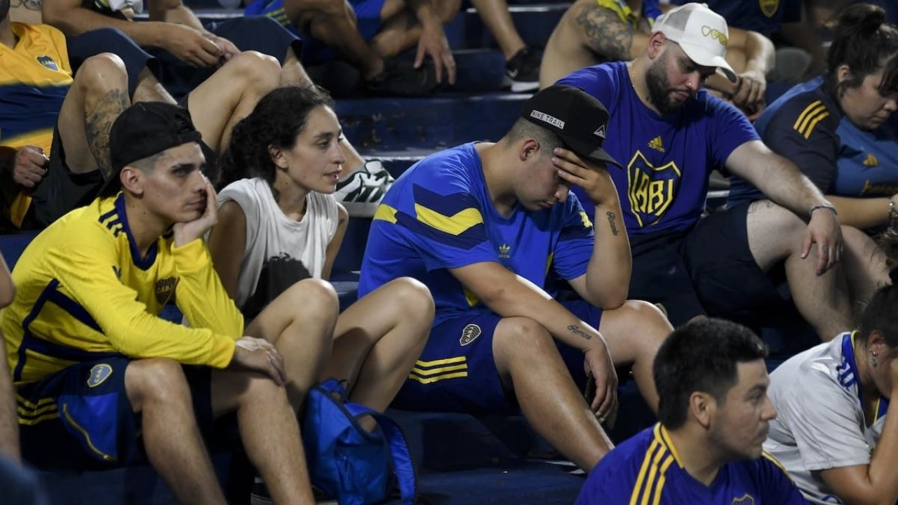 La Bombonera explotó: hinchas expresaron su rabia ante la eliminación
