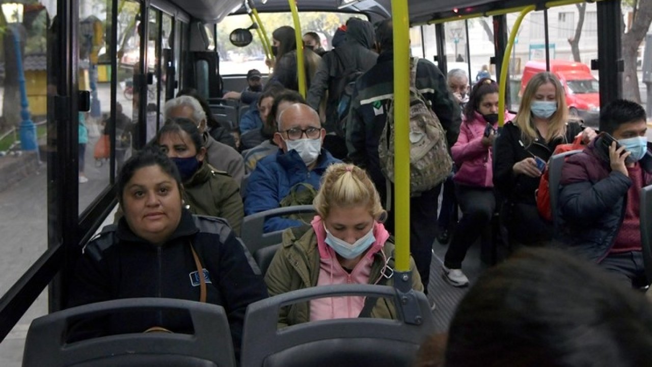 Recomiendan el uso del barbijo en espacios cerrados