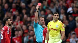 Dibu Martínez fue expulsado y su futuro en Aston Villa es incierto