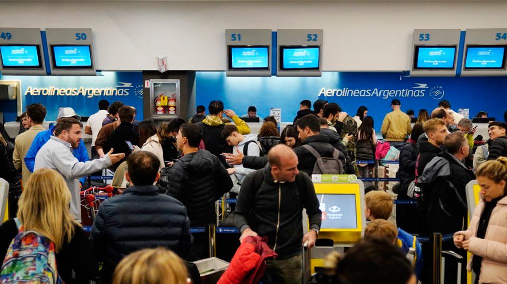 Paro de pilotos de Aerolíneas Argentinas: afecta a 150 vuelos y a más de 15.000 pasajeros