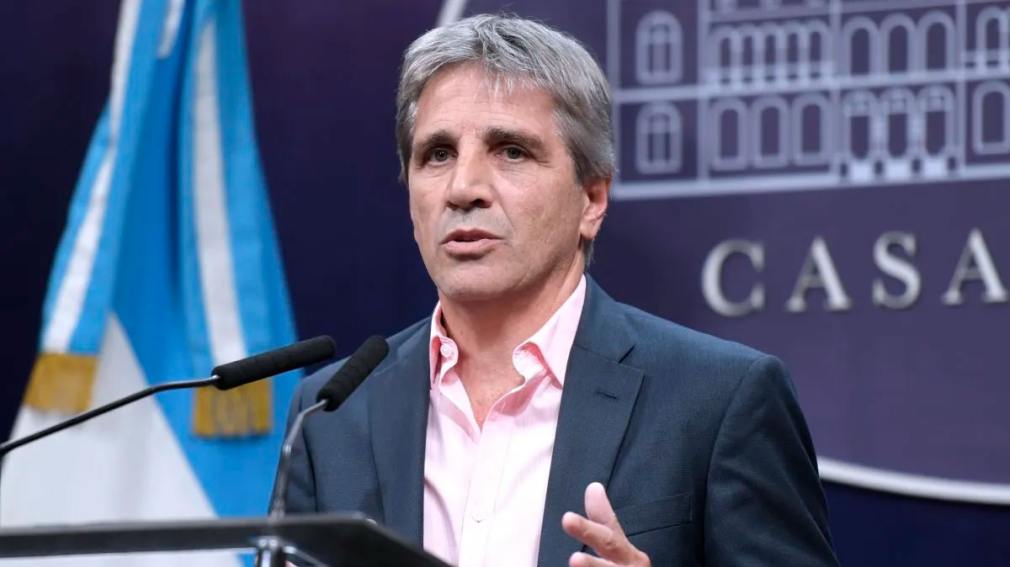 Luis Caputo anunció que se podrán utilizar facturas y tarjetas de débito en dólares