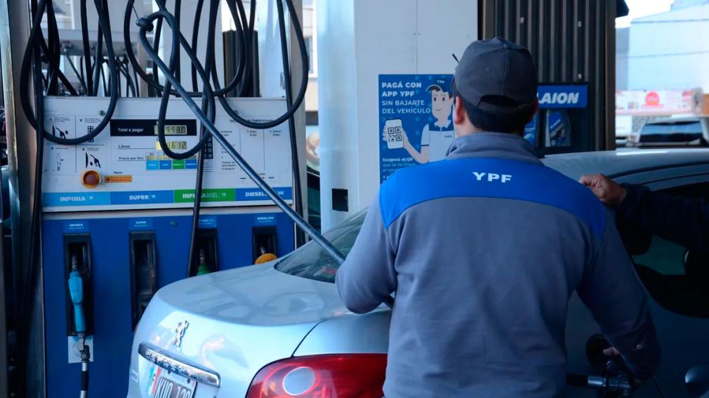 El presidente de YPF dijo que analizan bajar el precio de la nafta y el gasoil en octubre