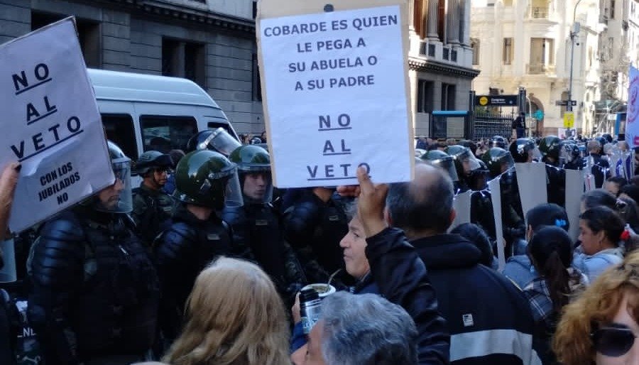 Reforma jubilatoria: gremios, movimientos sociales y partidos de izquierda marchan contra el veto de Milei