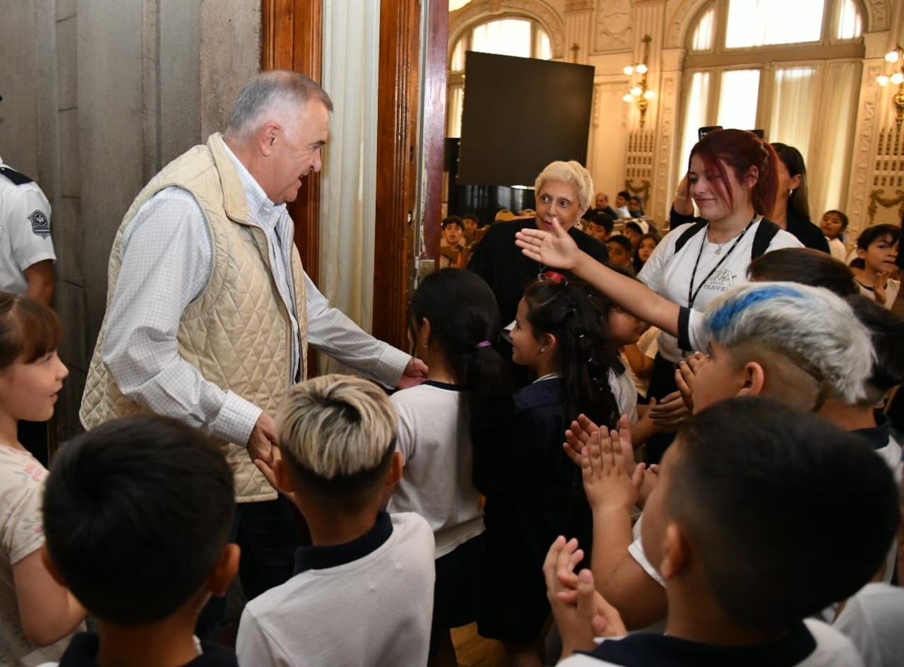 Jaldo recibió a escolares y docentes del interior tucumano en Casa de Gobierno