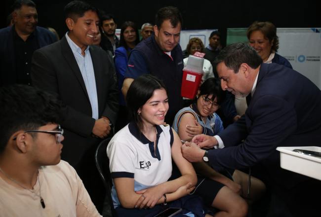 Banda del Río Salí: comenzó la vacunación contra el dengue a jóvenes