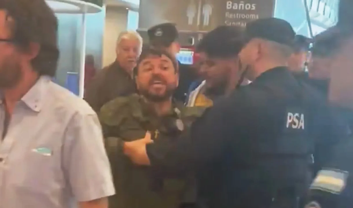 Grabois fue escrachado en el Aeropuerto de Ezeiza y se produjo una fuerte discusión