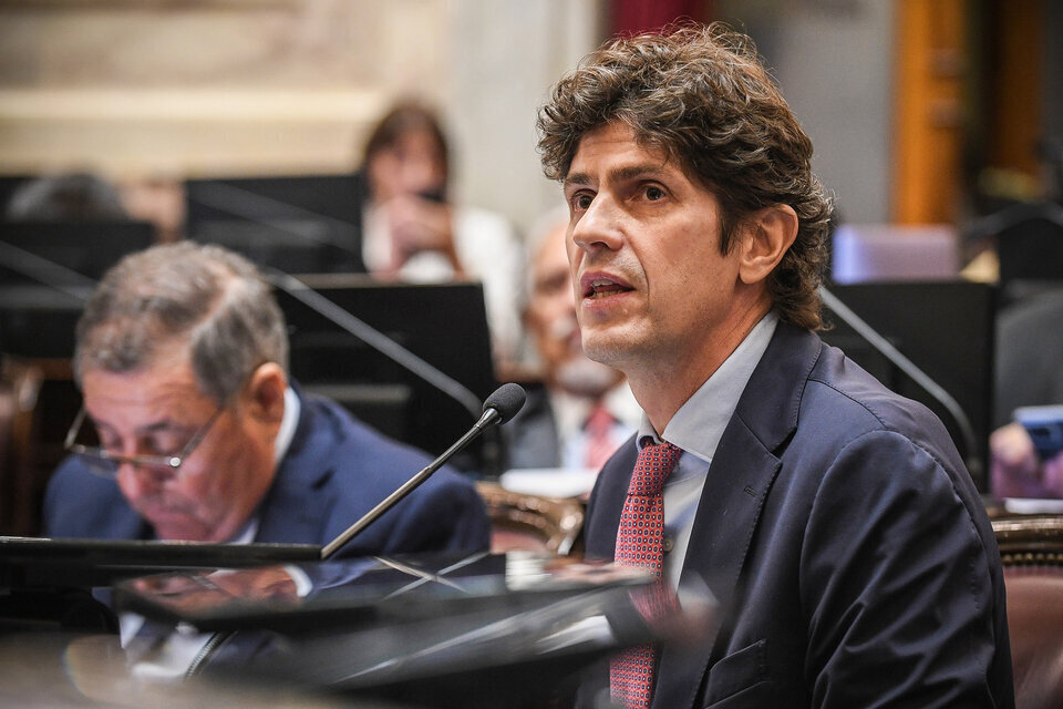 Martín Lousteau acusó a los diputados radicales de “traicionar a los jubilados a cambio de beneficios personales”