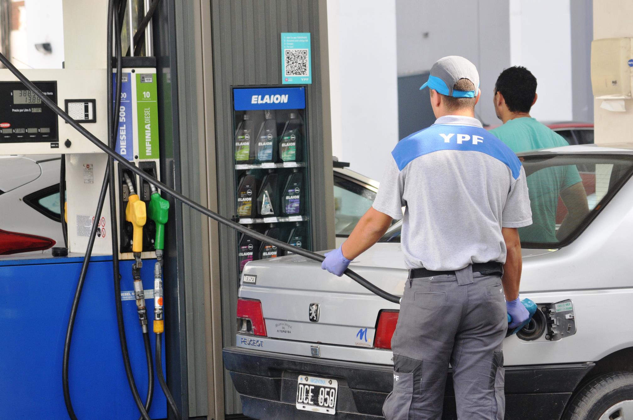 El Gobierno oficializó el aumento al impuesto a los combustibles: subirá la nafta y el gasoil en septiembre