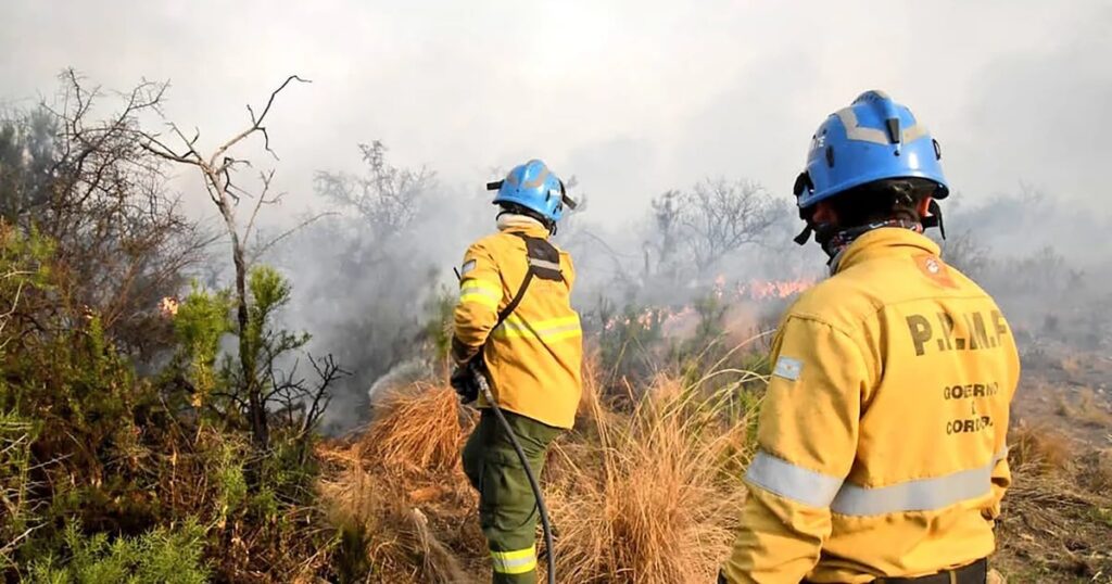 Incendios y drama en Córdoba: las llamas alcanzaron a varias casas en Capilla del Monte, hay evacuados y un detenido