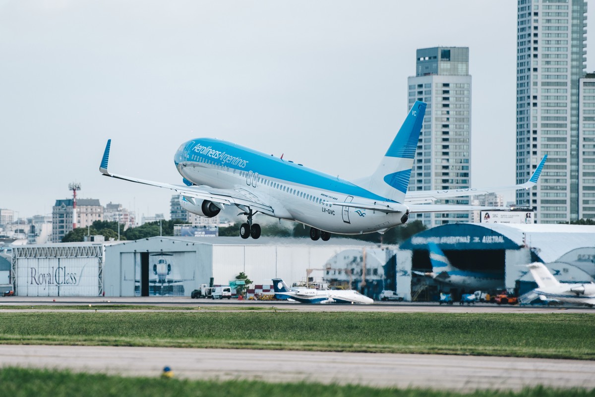 Aerolíneas Argentinas: un avión perdió una rueda mientras aterrizaba