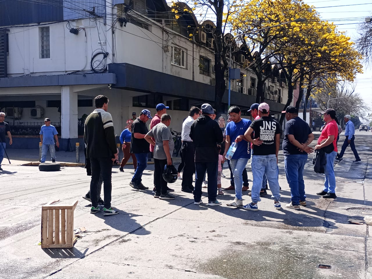 Corte de tránsito: Carreros y vendedores ambulantes protestan frente a la Municipalidad