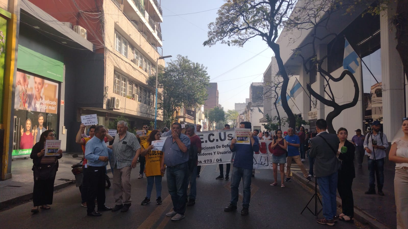 Aumento del boleto: Manifestantes se movilizan frente al Concejo Deliberante