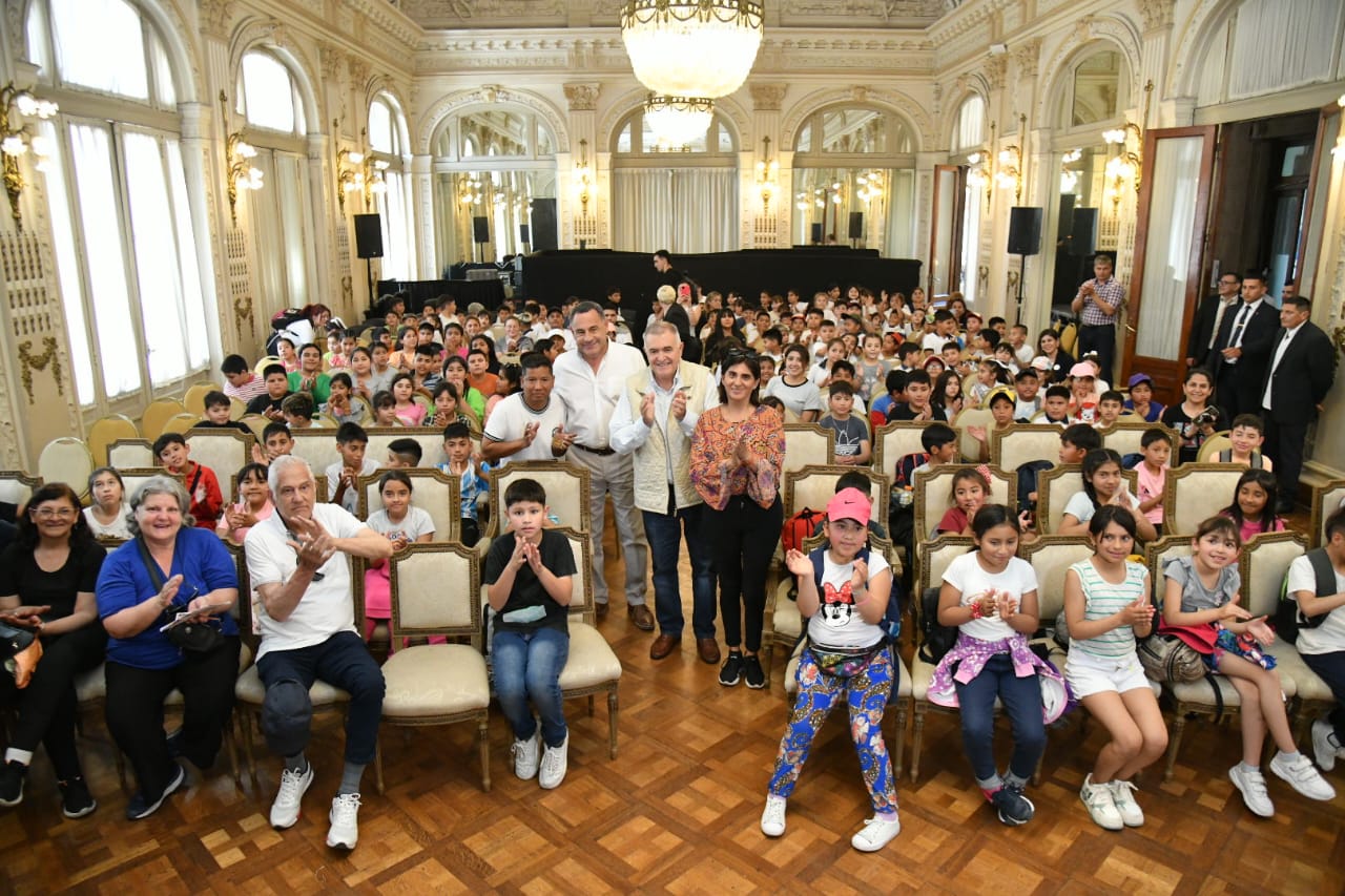 Jaldo recibió a estudiantes y docentes del interior de la provincia