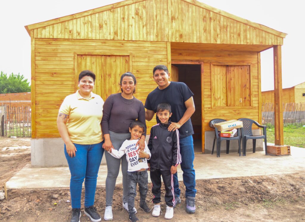 Monteros hizo entrega de una mejora habitacional para una familia bandeña