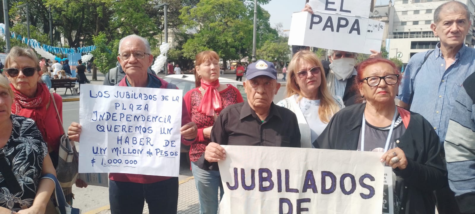 Jubilados se movilizaron frente a Casa de Gobierno