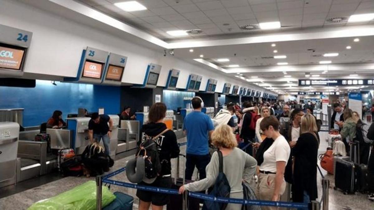 Los sindicatos aeronáuticos decidirán este jueves nuevas medidas de fuerza en Aerolíneas