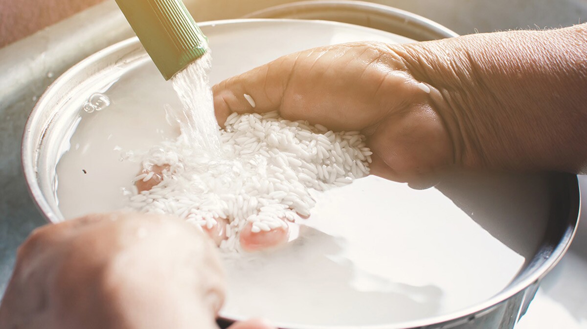 Porqué la ciencia recomienda lavar el arroz antes de cocinarlo