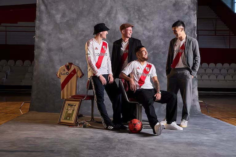 River presentó su nueva camiseta con un detalle particular que ilusiona a los hinchas: cuánto cuesta