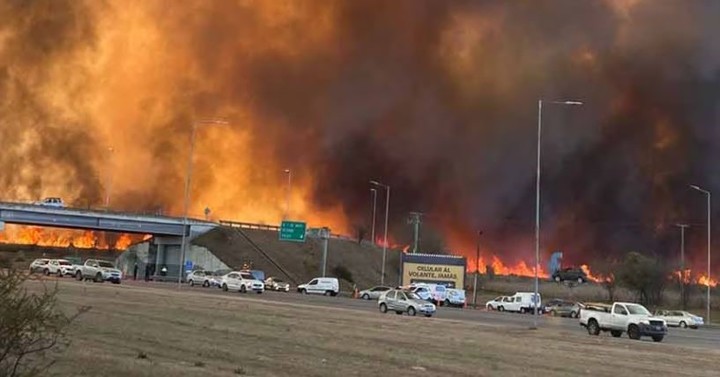 Incendios en Córdoba: una ruta cortada, cuatro bomberos heridos y uno de ellos en terapia intensiva