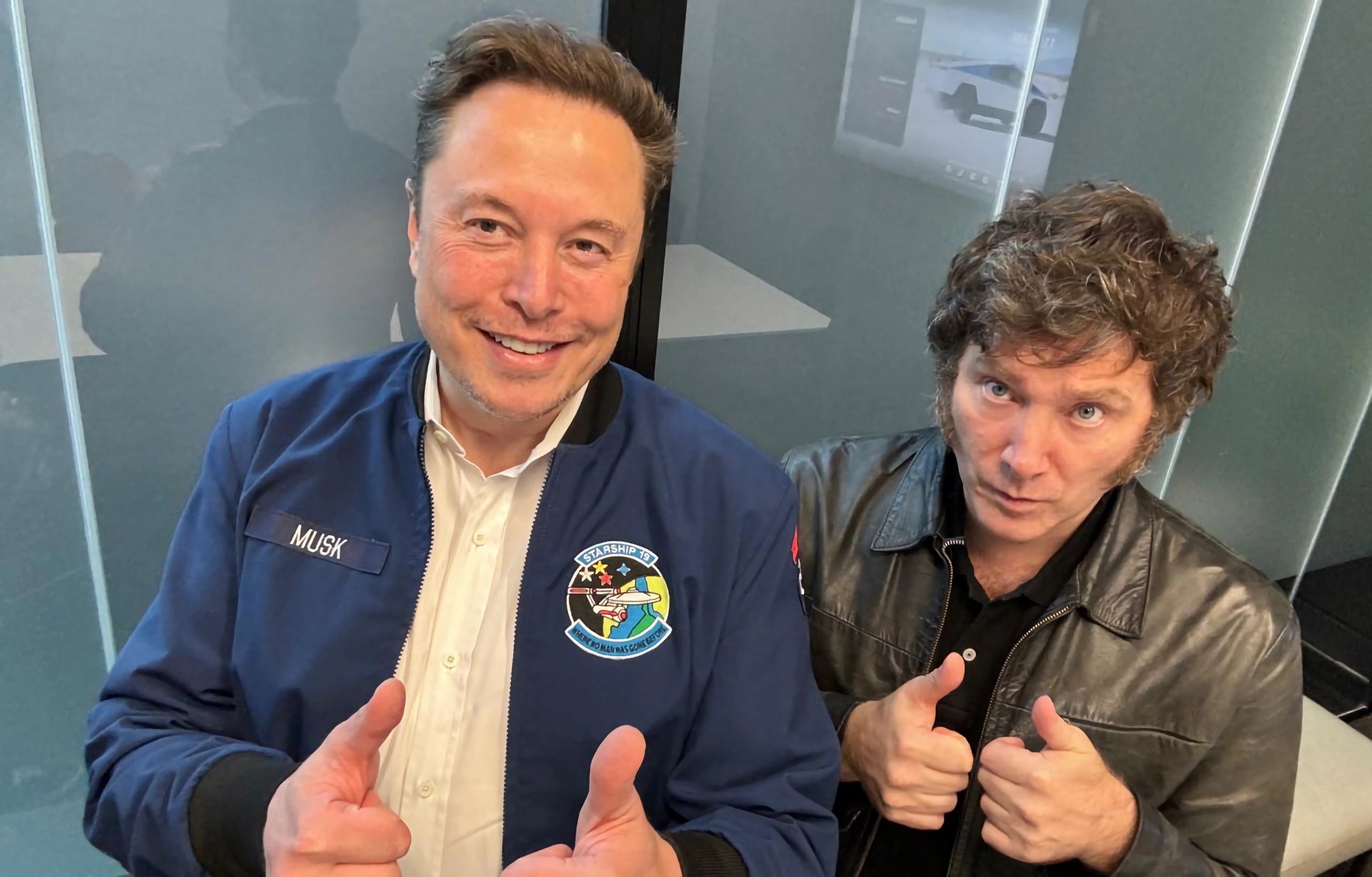 USA3942. AUSTIN (ESTADOS UNIDOS), 12/04/2024.- Fotografía divulgada en las redes de Javier Milei donde aparece el presidente de Argentina, Javier Milei (d), junto al empresario Elon Musk durante una reunión este viernes en una de las fábricas de la automotriz Tesla en Austin, Texas (Estados Unidos). El presidente de Argentina, Javier Milei, y el empresario estadounidense Elon Musk han acordado realizar "un gran evento" en el país sudamericano "para fomentar las ideas de la libertad" durante la reunión que mantuvieron este viernes en Texas (EE.UU.). EFE/ Redes De Javier Milei / SOLO USO EDITORIAL/ SOLO DISPONIBLE PARA ILUSTRAR LA NOTICIA QUE ACOMPAÑA (CRÉDITO OBLIGATORIO)