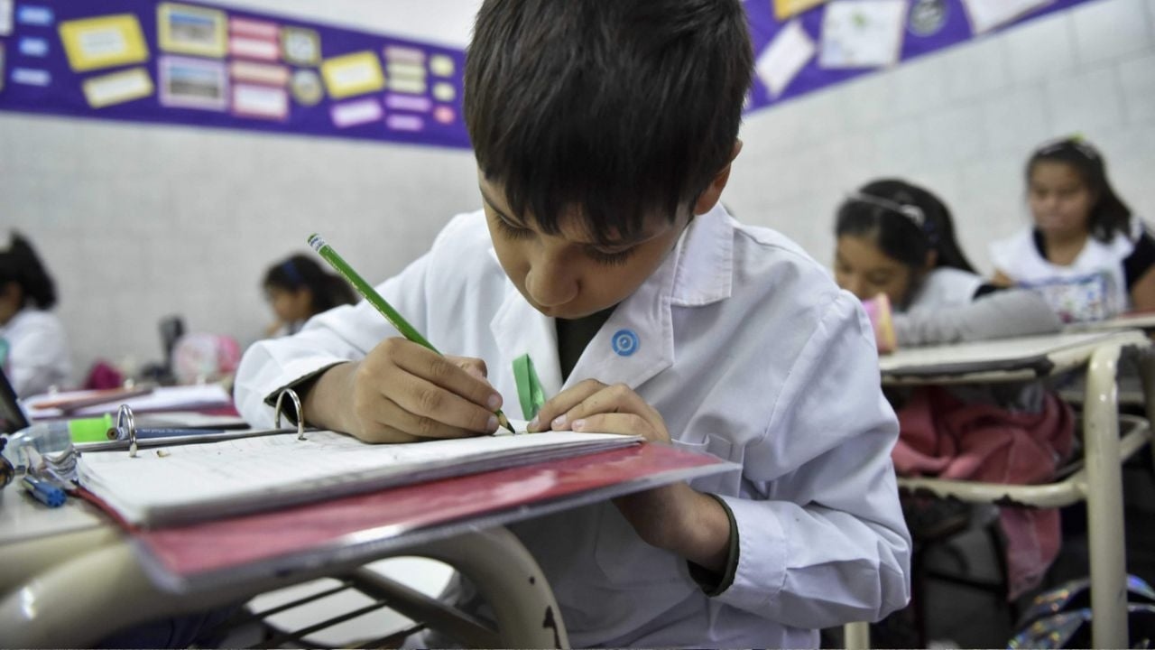 niño estudiando